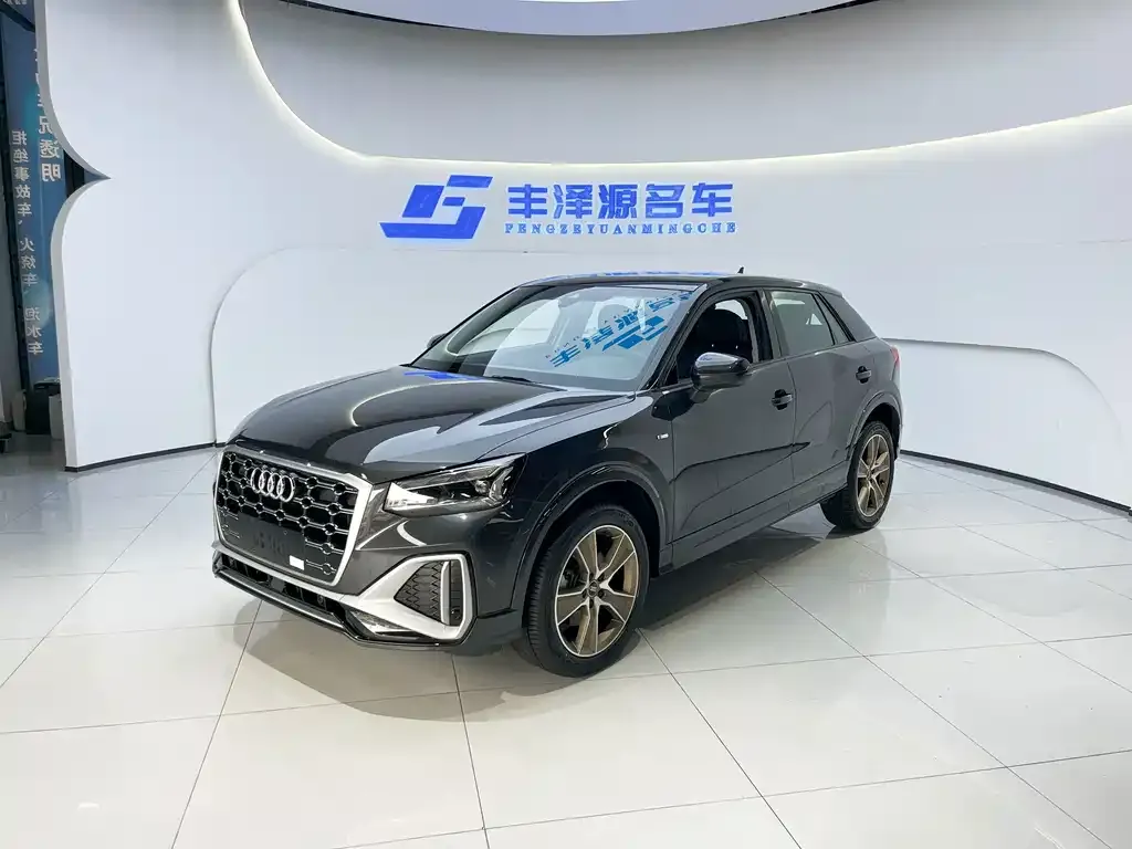Audi Q2L — фото 1