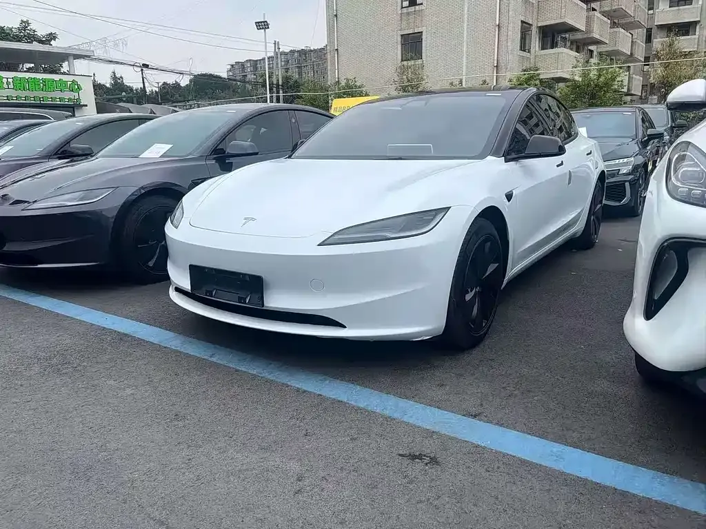 Tesla Model 3 — фото 1