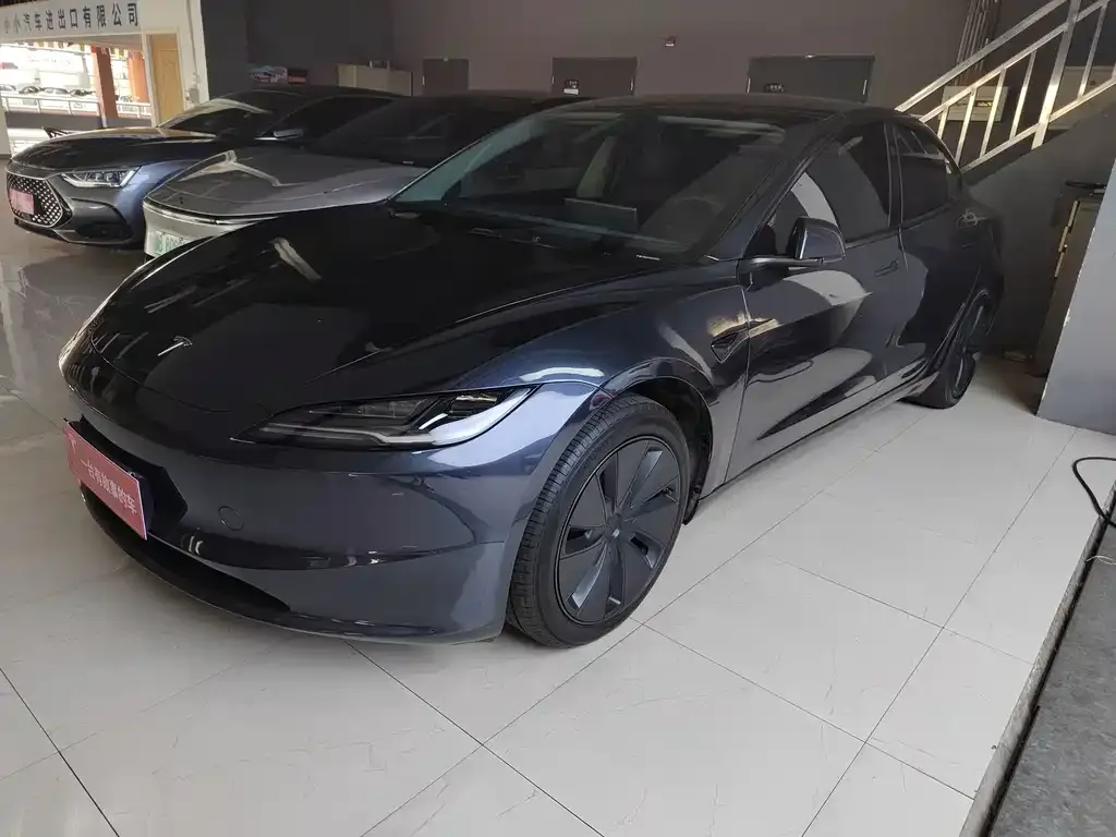 Tesla Model 3 — фото 1