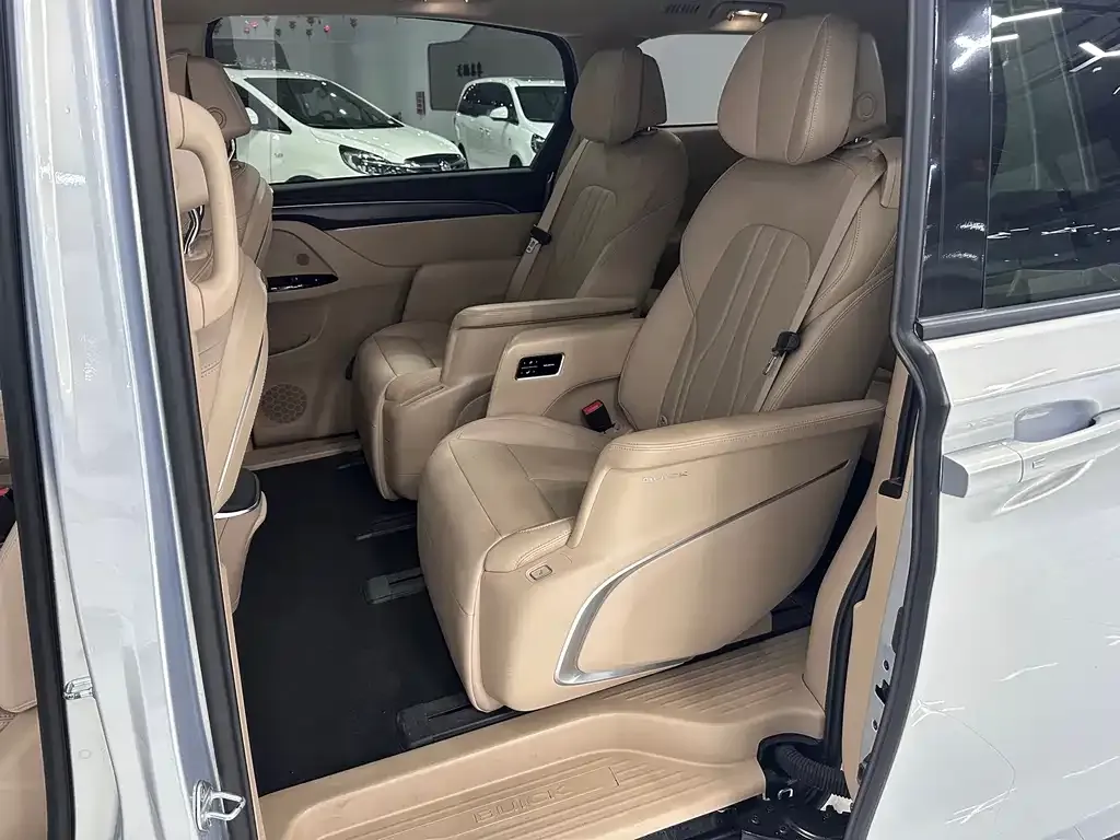 Buick GL8 Hybrid — фото 10