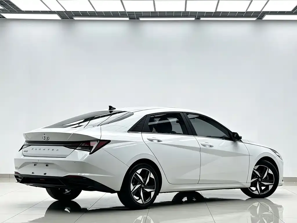 Hyundai Elantra — фото 3