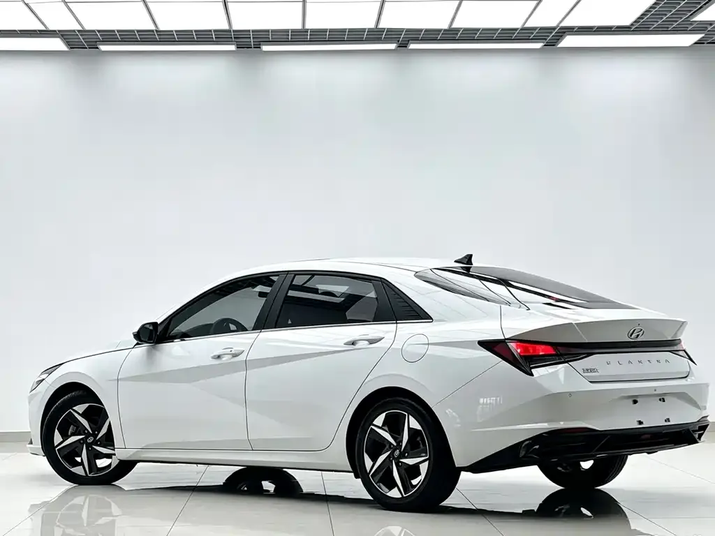 Hyundai Elantra — фото 8