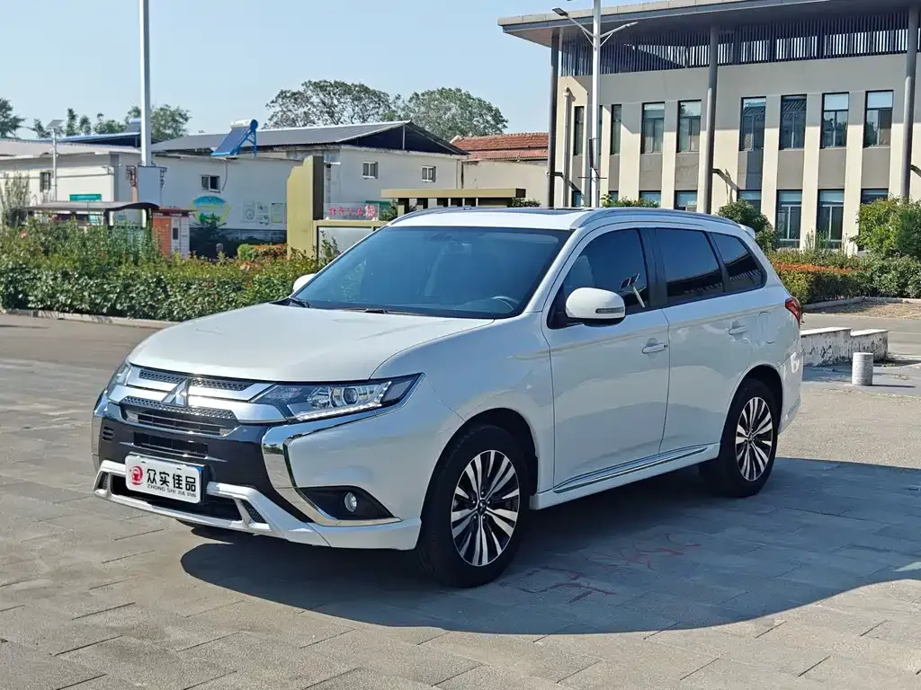 Mitsubishi Outlander — фото 1