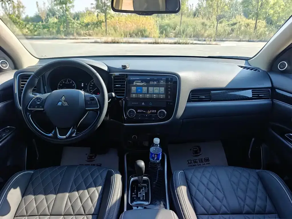 Mitsubishi Outlander — фото 2