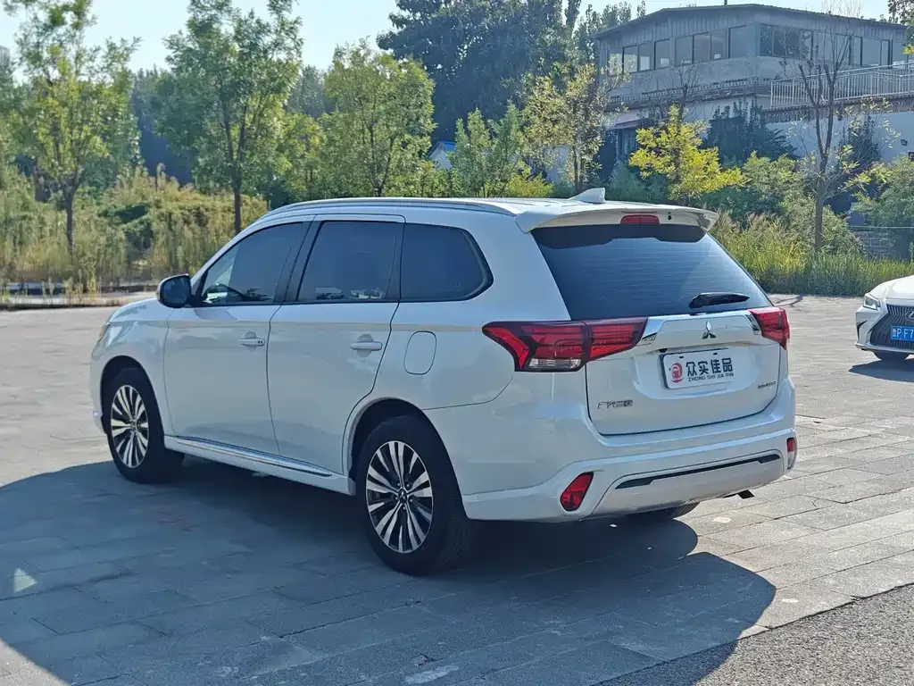 Mitsubishi Outlander — фото 7