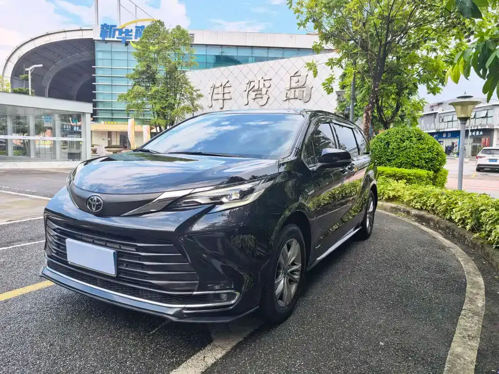 Toyota Sienna — фото 1