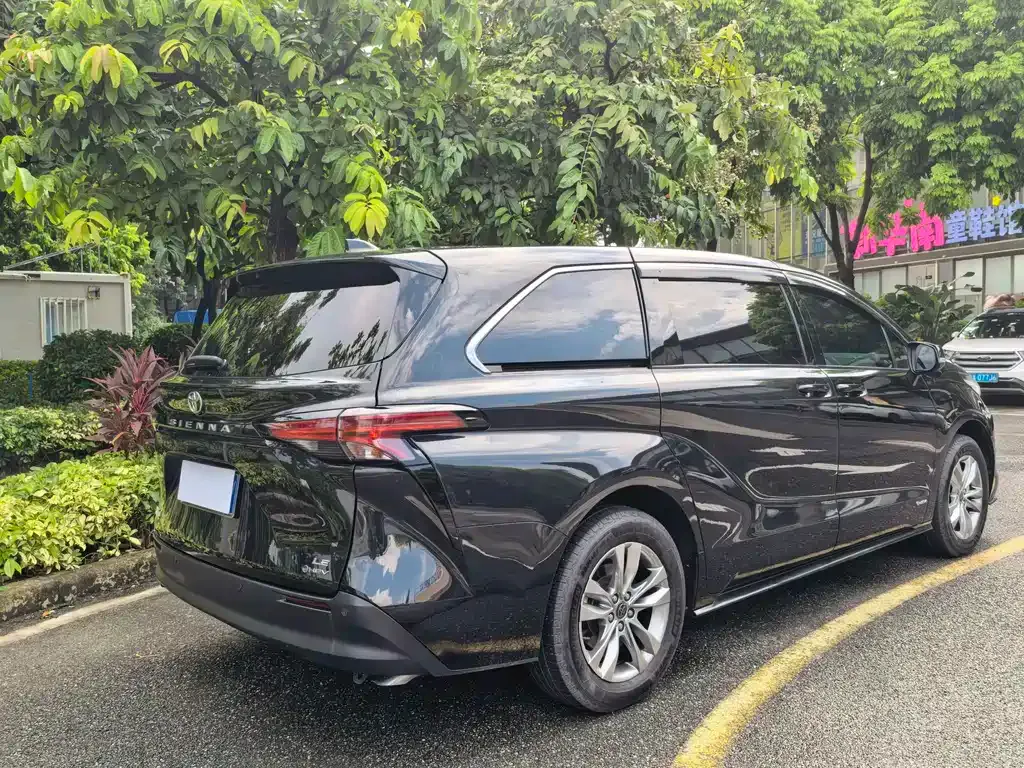 Toyota Sienna — фото 5