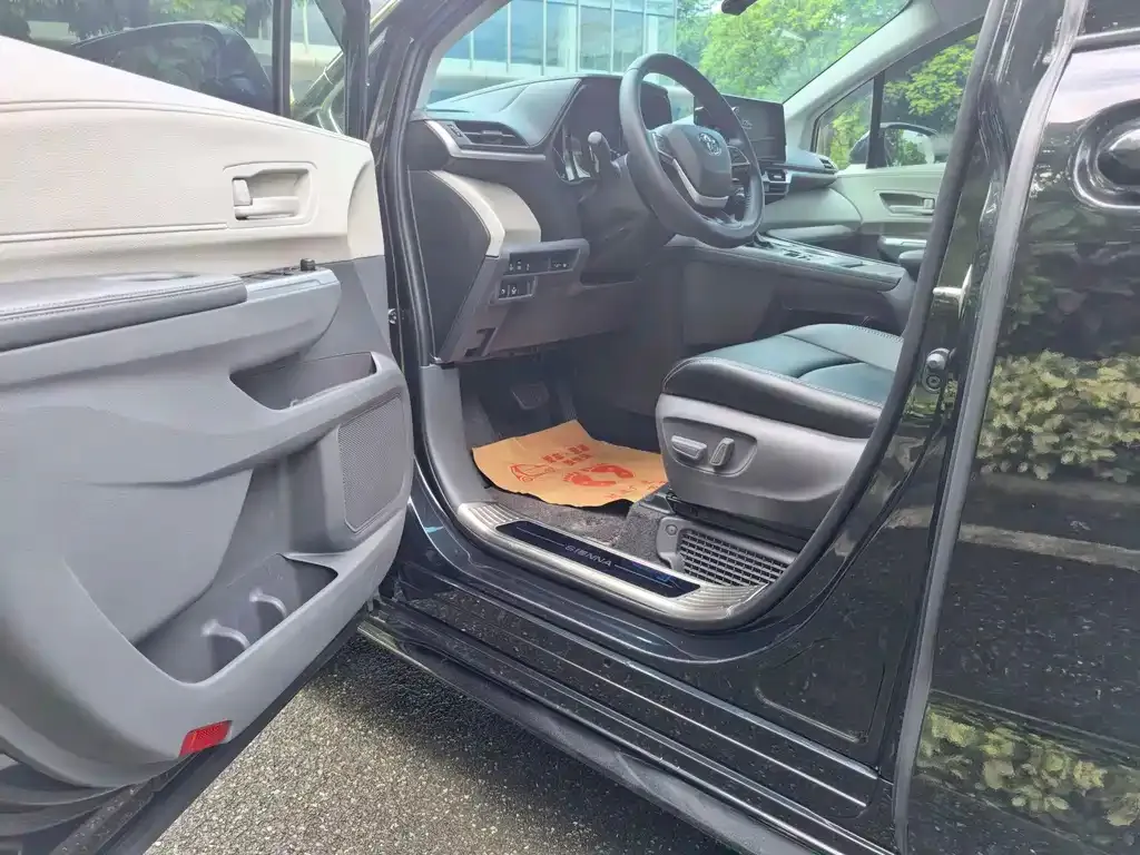 Toyota Sienna — фото 2
