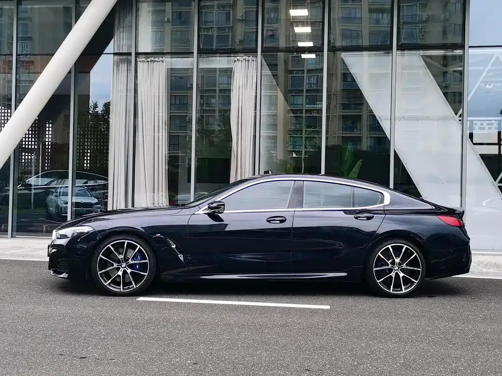 BMW 8 Series — фото 2