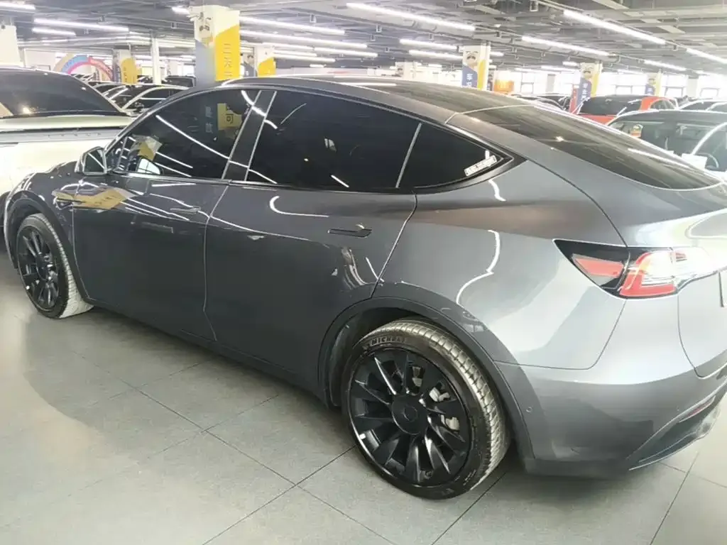 Tesla Model Y — фото 10