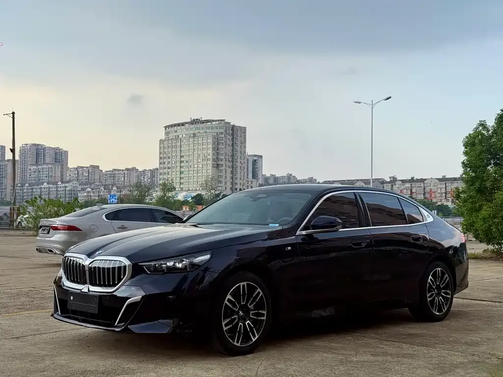 BMW 5 Series — фото 1