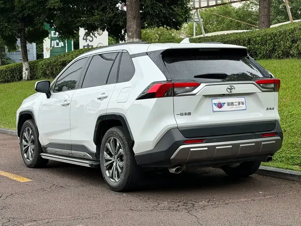 Toyota RAV4 — фото 10