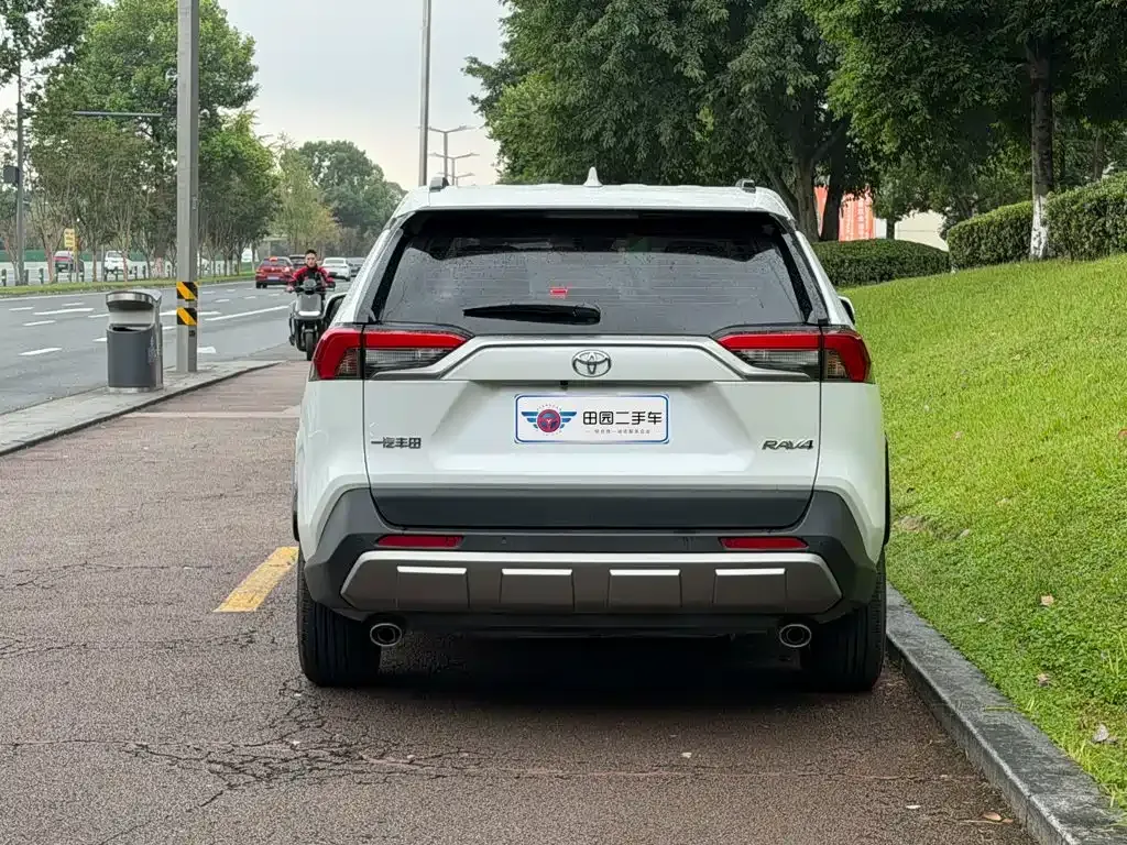 Toyota RAV4 — фото 7