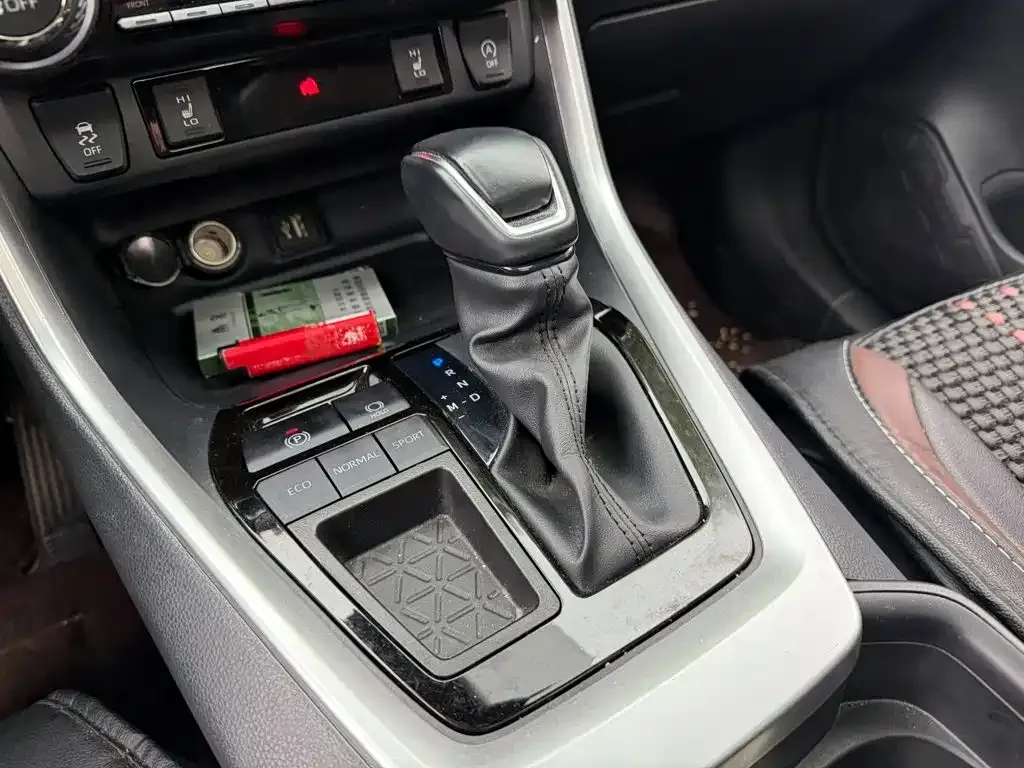Toyota RAV4 — фото 4