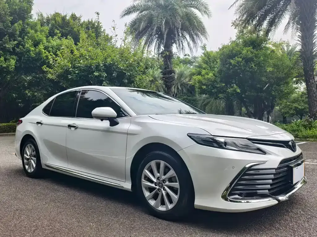 Toyota Camry — фото 1