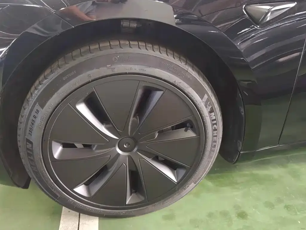 Tesla Model 3 — фото 10