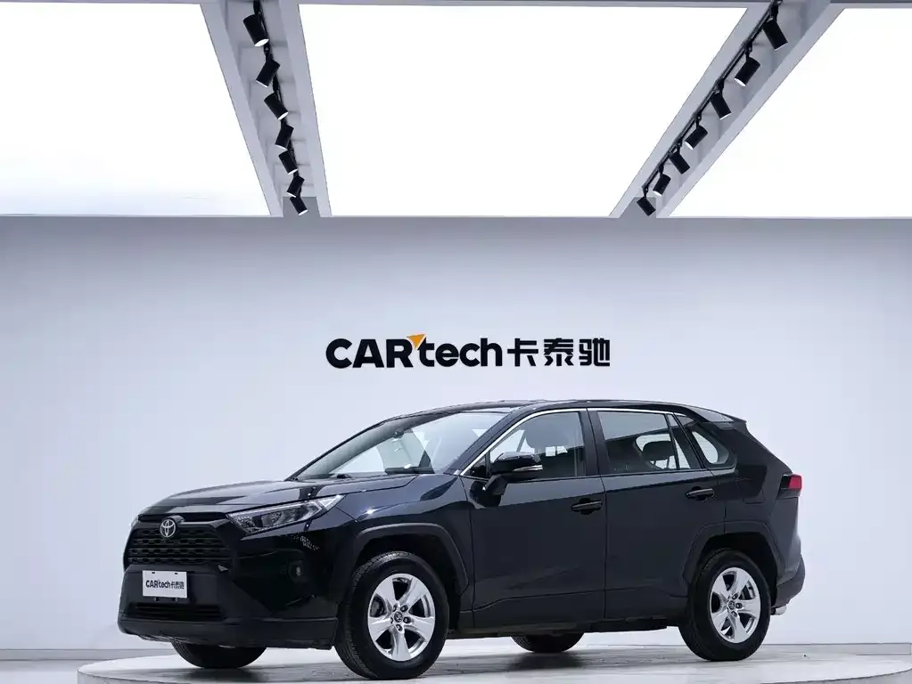 Toyota RAV4 — фото 1