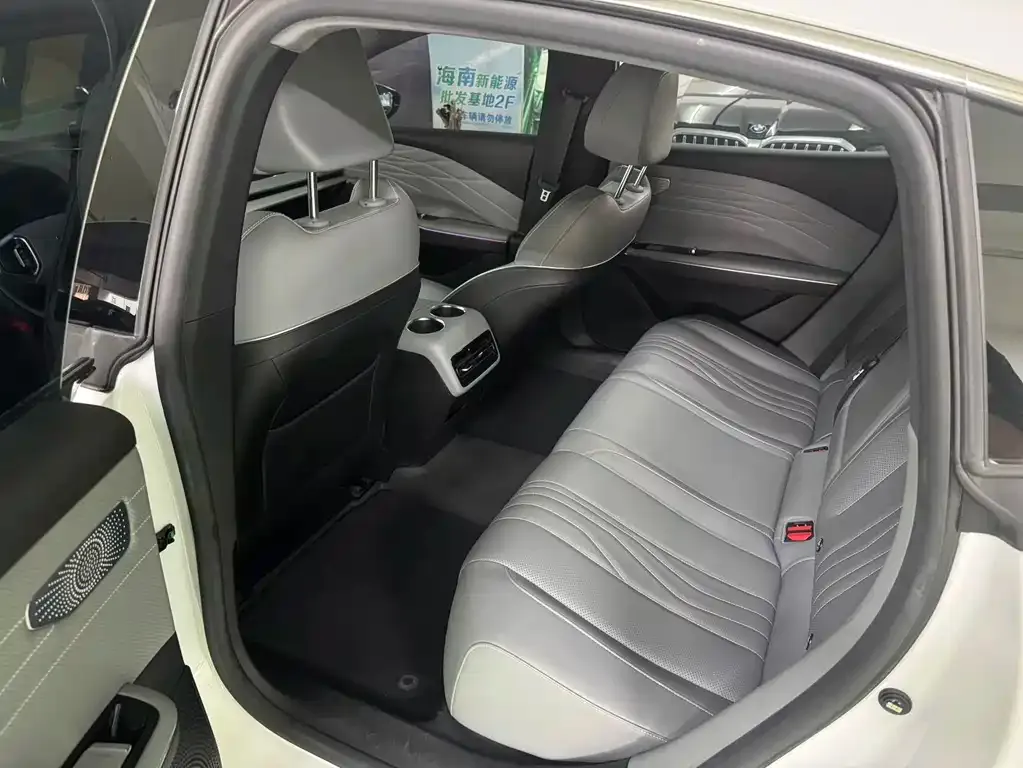 Geely Galaxy E8 — фото 10