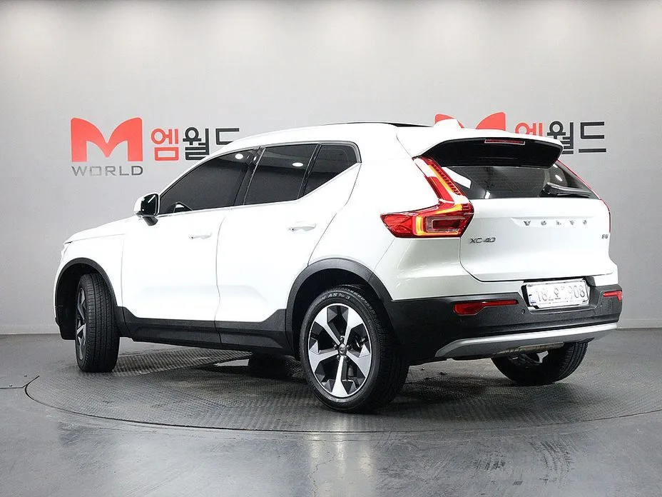 Volvo XC40 — фото 8