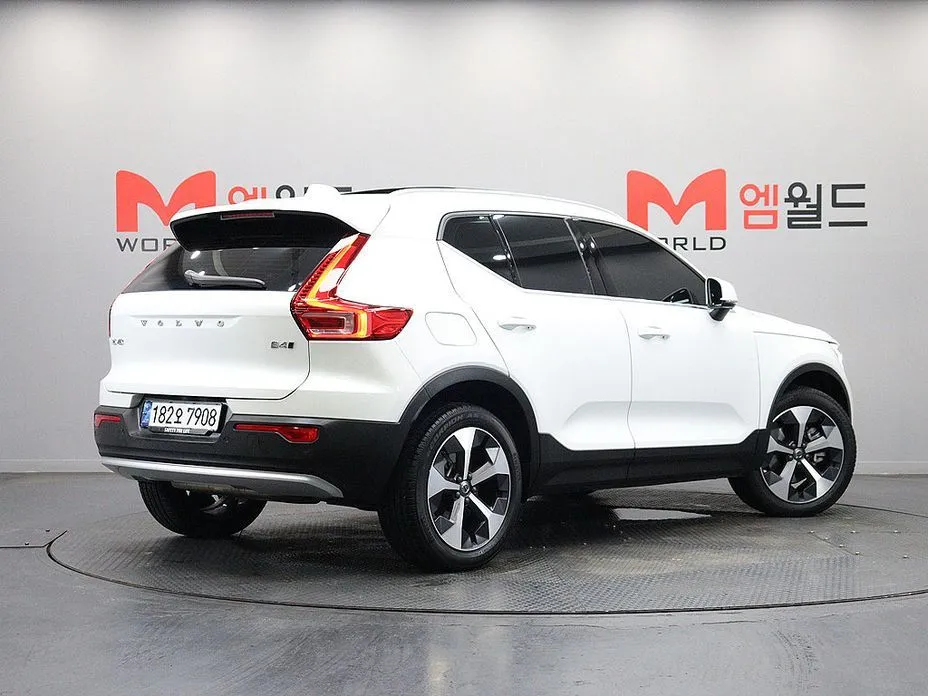 Volvo XC40 — фото 9