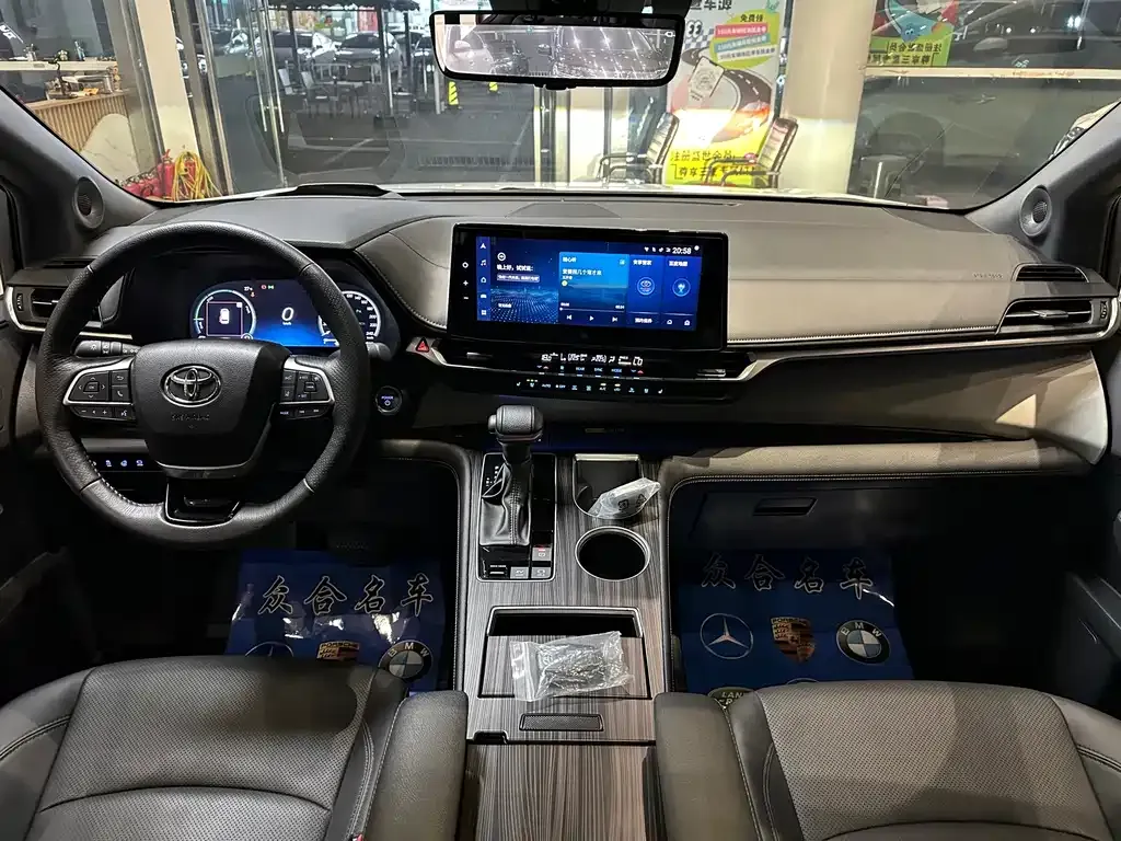 Toyota Granvia — фото 2