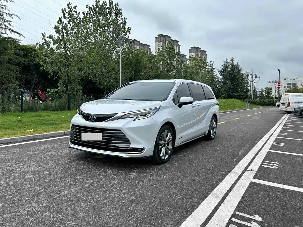 Toyota Sienna — фото 1