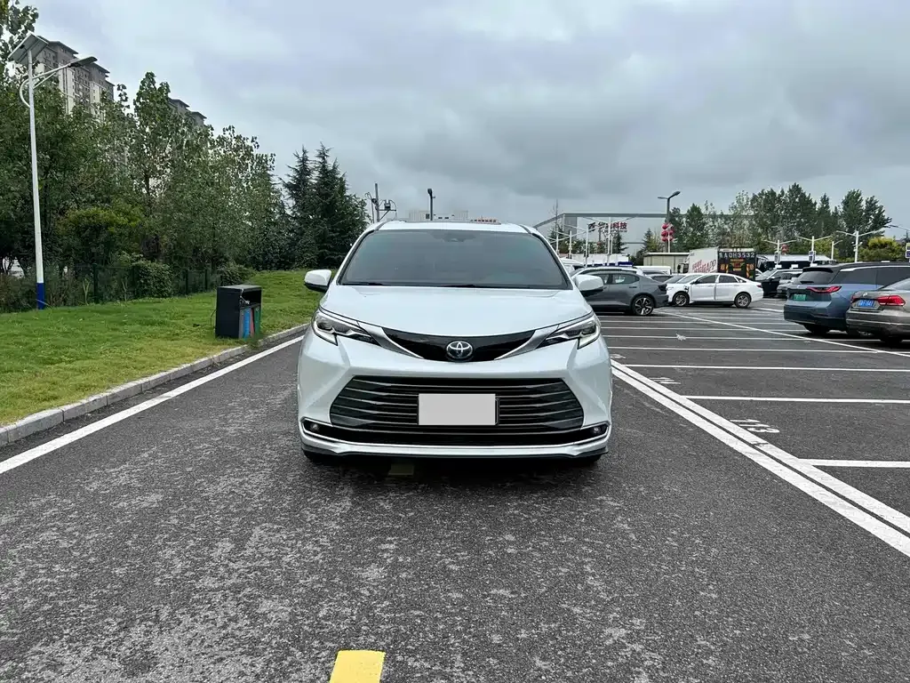 Toyota Sienna — фото 9