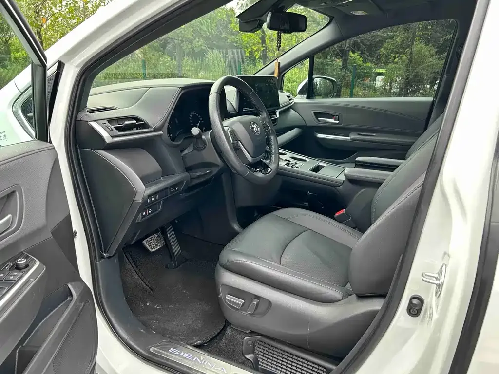 Toyota Sienna — фото 2