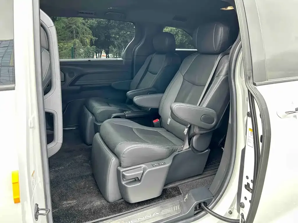 Toyota Sienna — фото 5