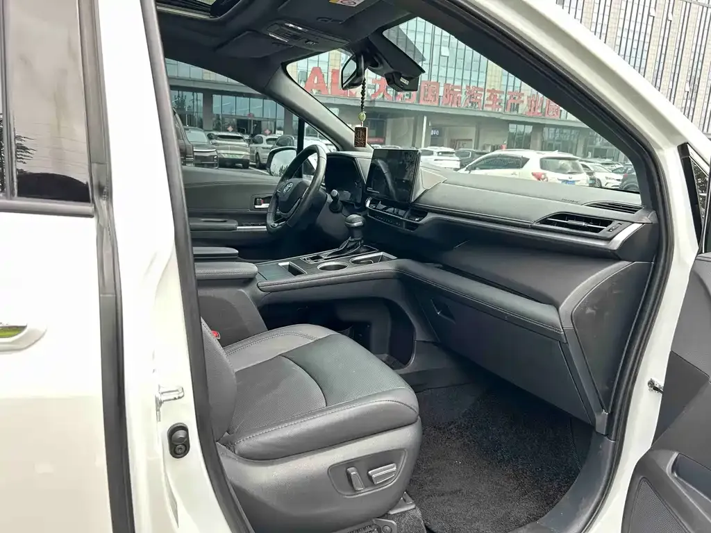 Toyota Sienna — фото 10