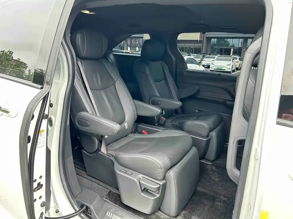 Toyota Sienna — фото 7
