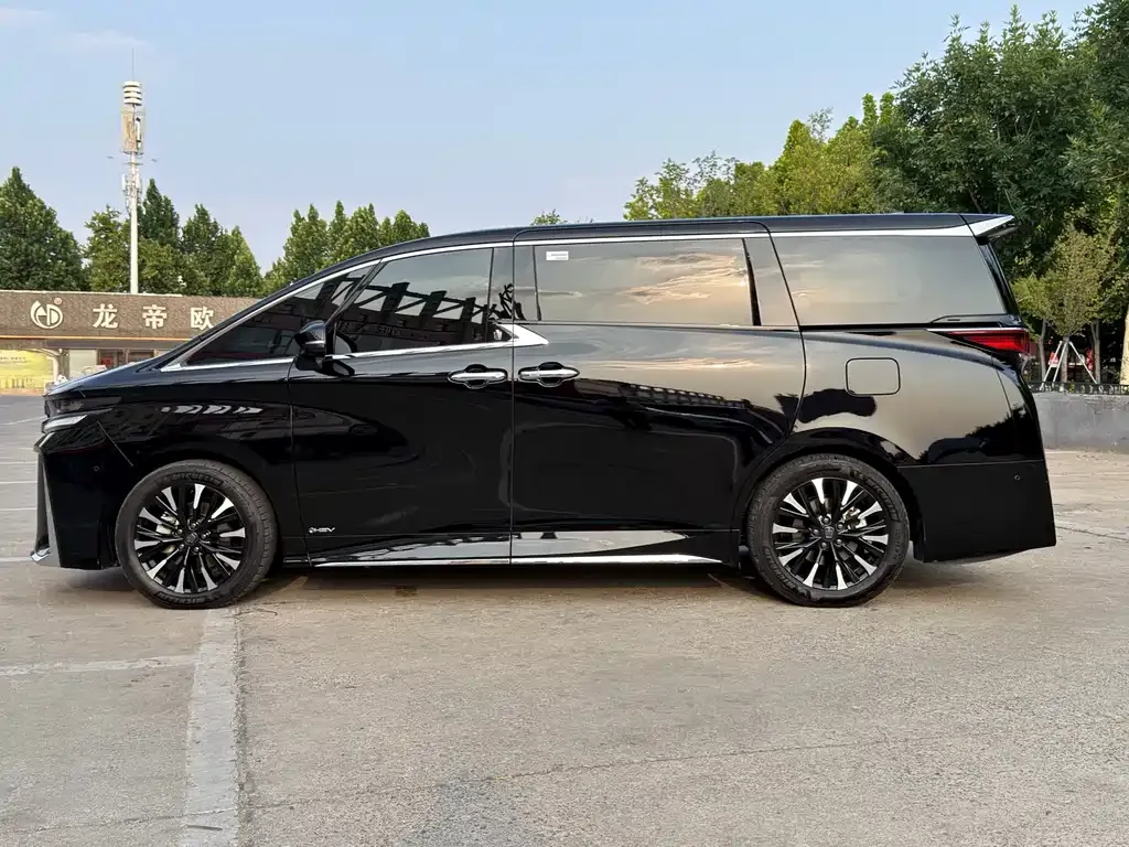 Toyota Vellfire — фото 3