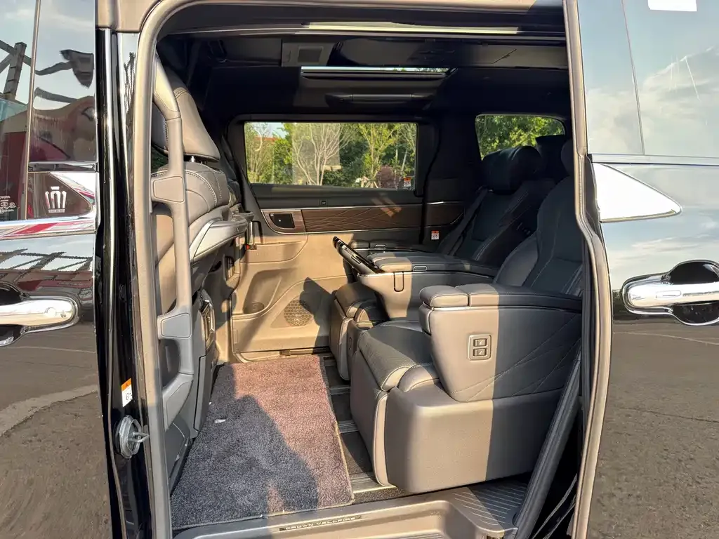 Toyota Vellfire — фото 2