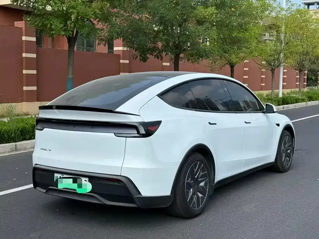 Tesla Model Y L — фото 4