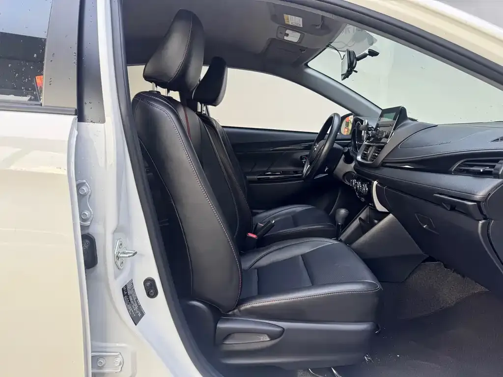 Toyota Yaris L — фото 2