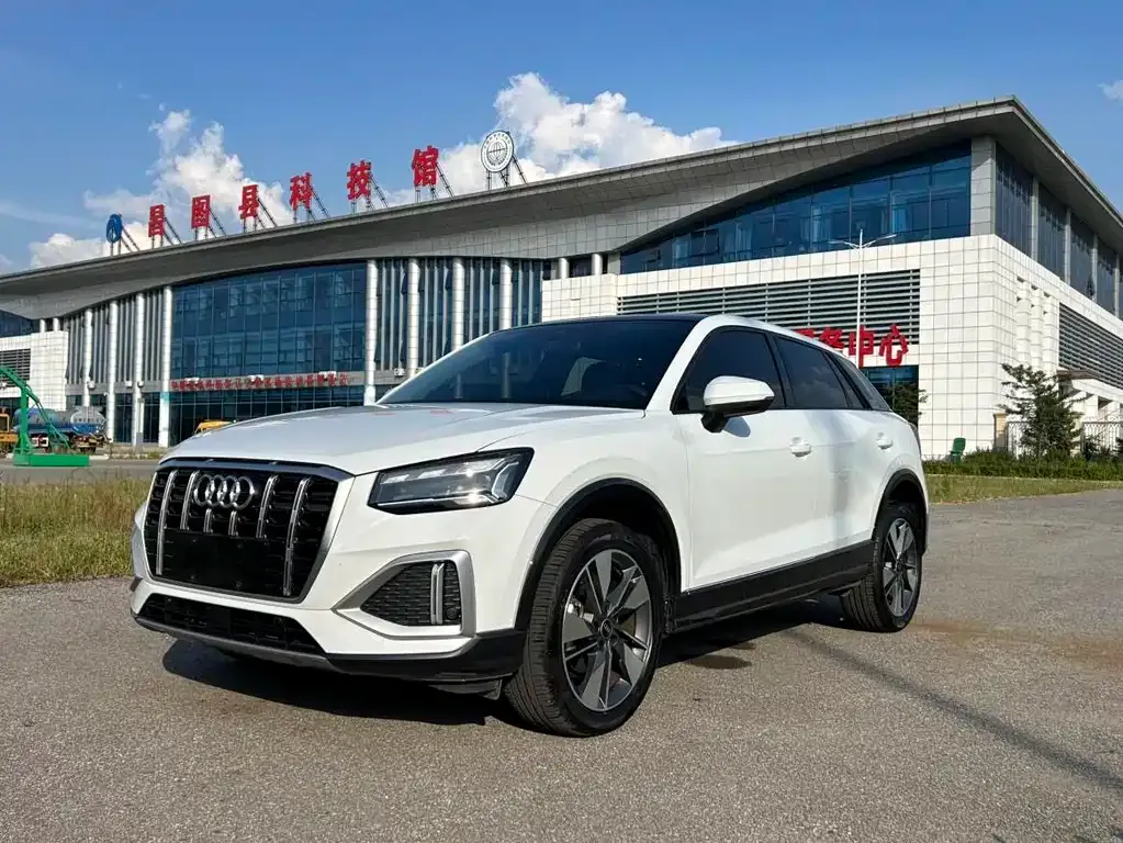 Audi Q2L — фото 1