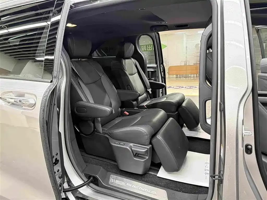 Toyota Sienna — фото 4