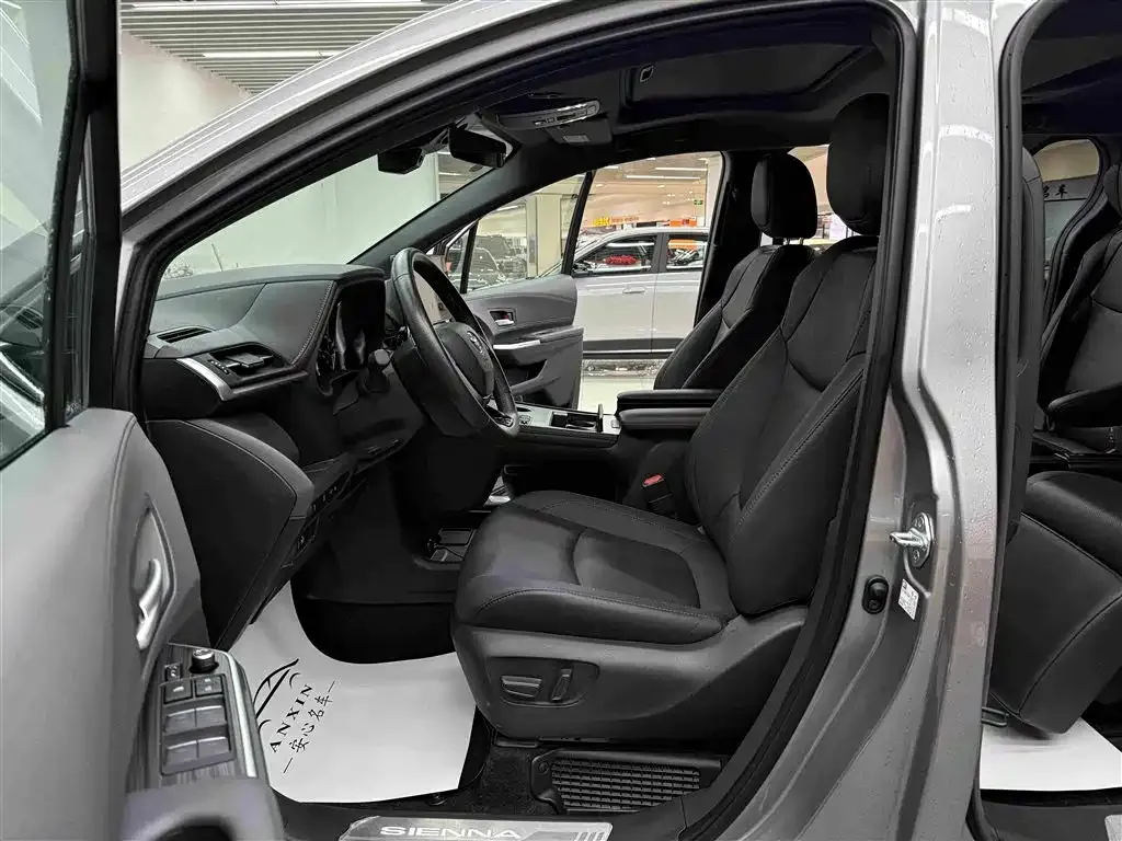 Toyota Sienna — фото 2