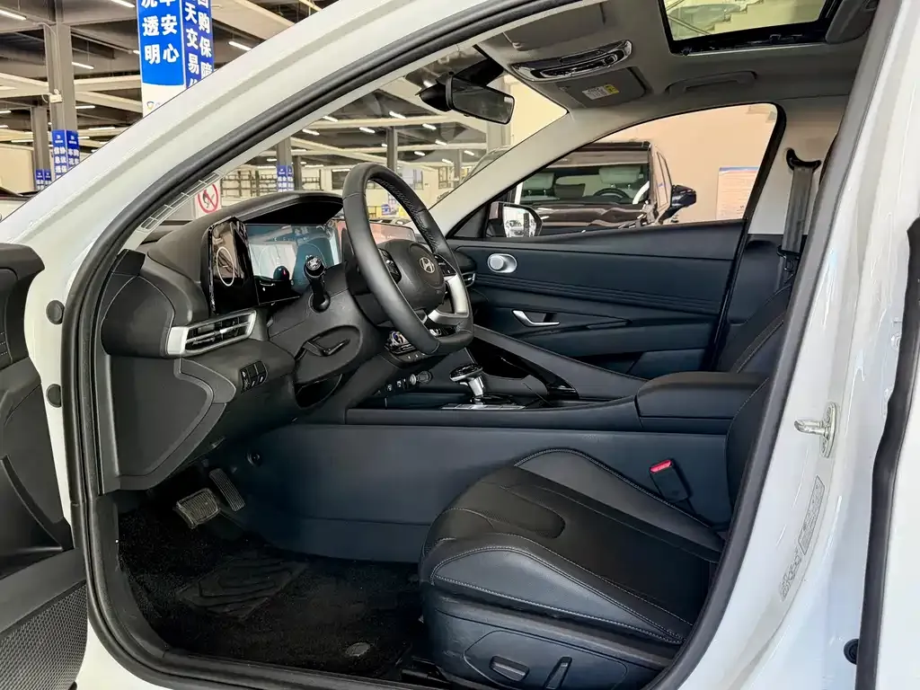 Hyundai Elantra — фото 10