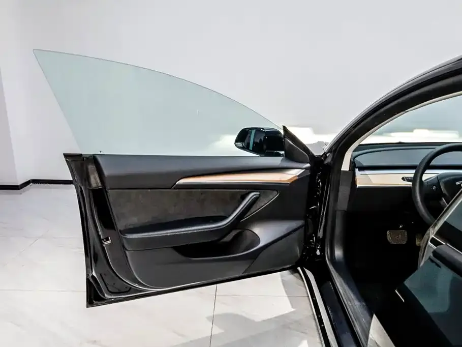 Tesla Model 3 — фото 5