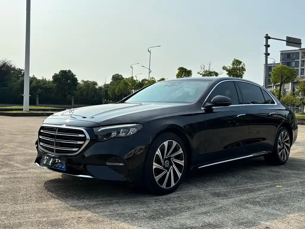 Mercedes-Benz E-Class — фото 1