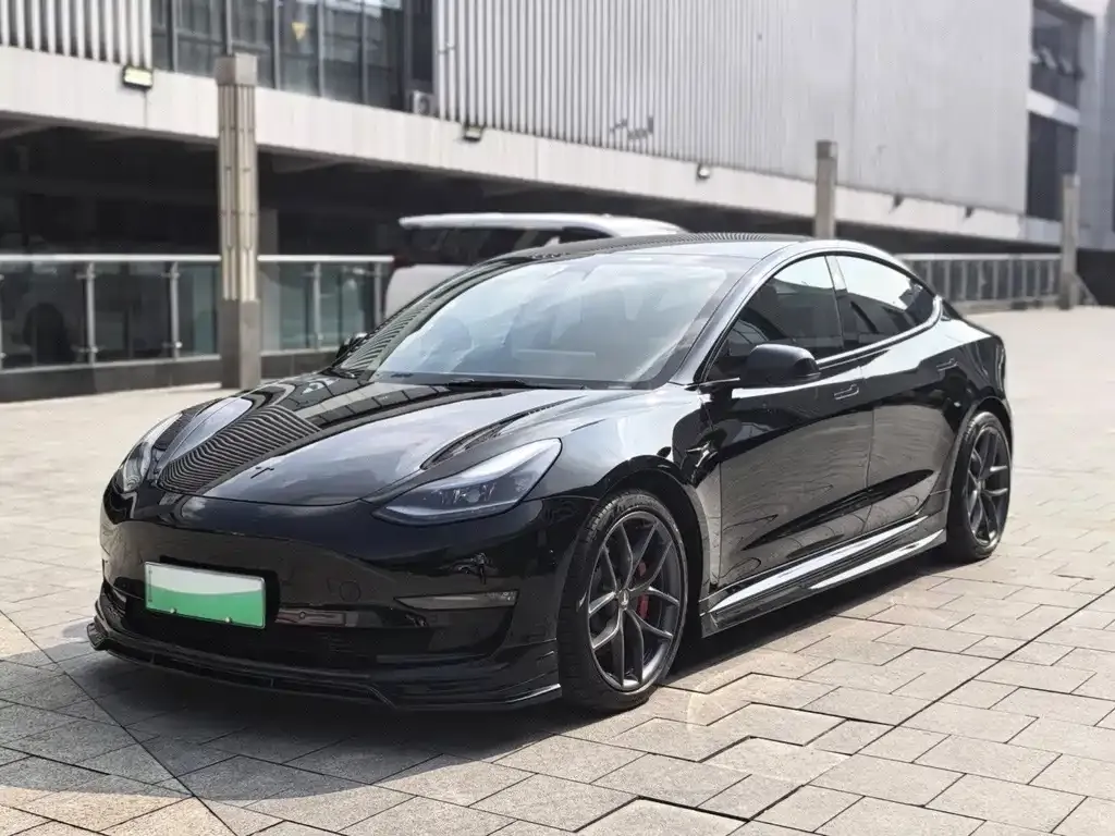 Tesla Model 3 — фото 1
