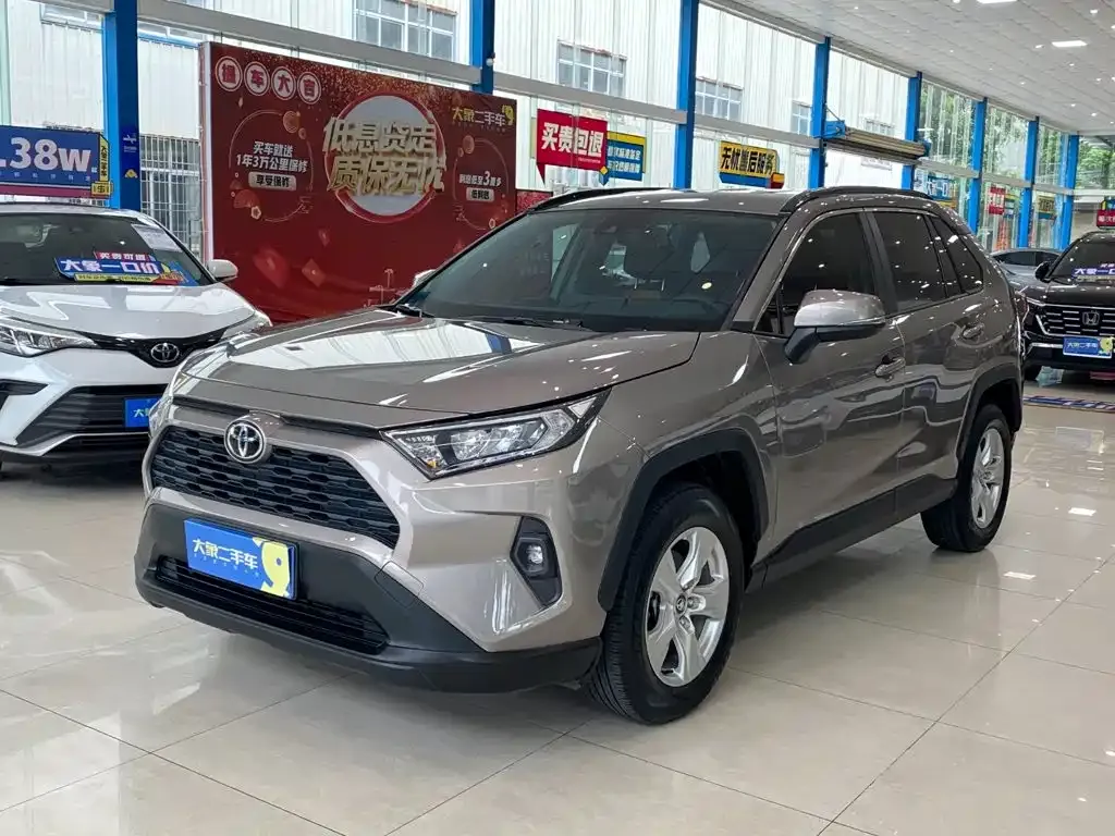 Toyota RAV4 — фото 1
