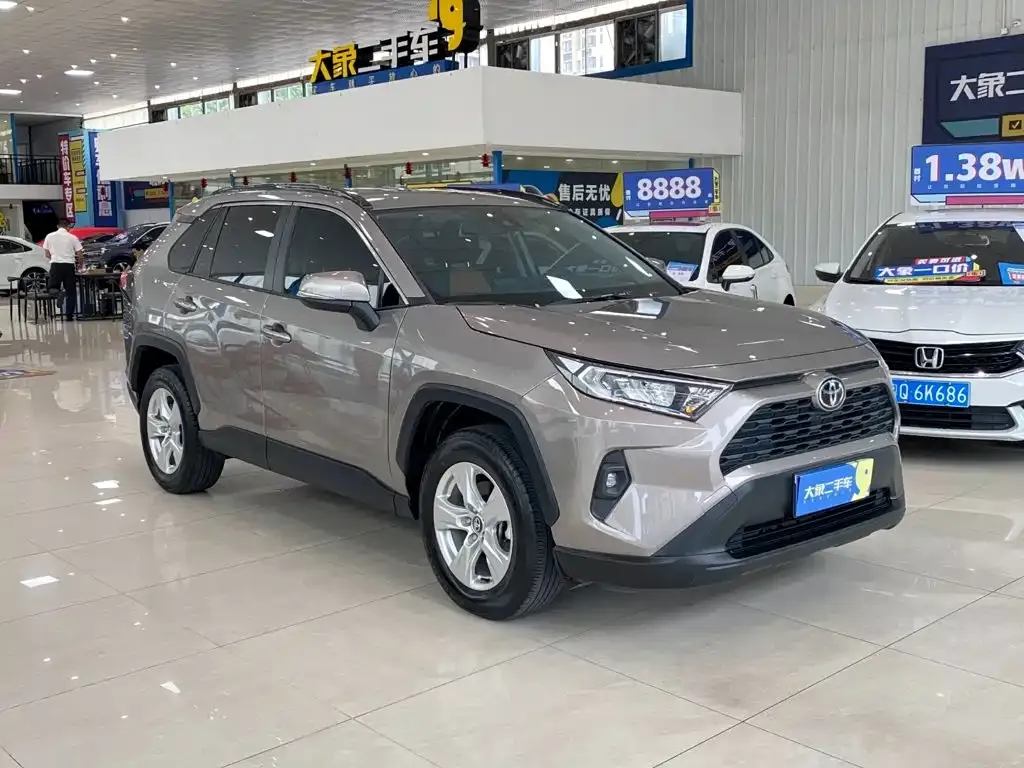 Toyota RAV4 — фото 7