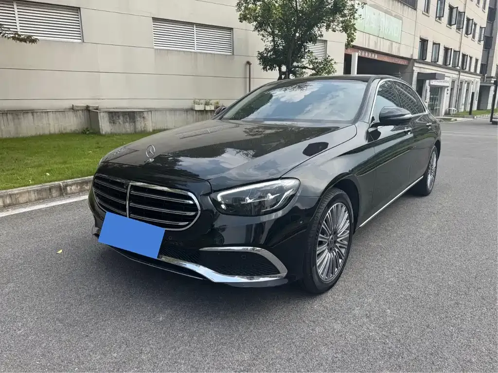 Mercedes-Benz E-Class — фото 1