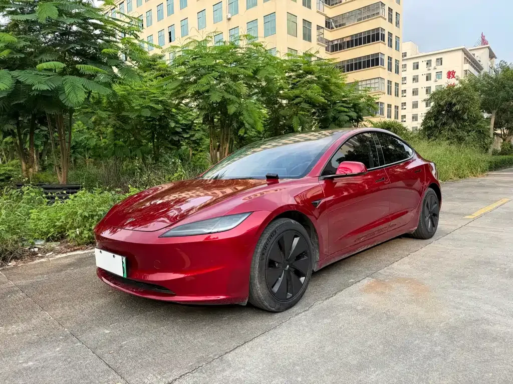 Tesla Model 3 — фото 1