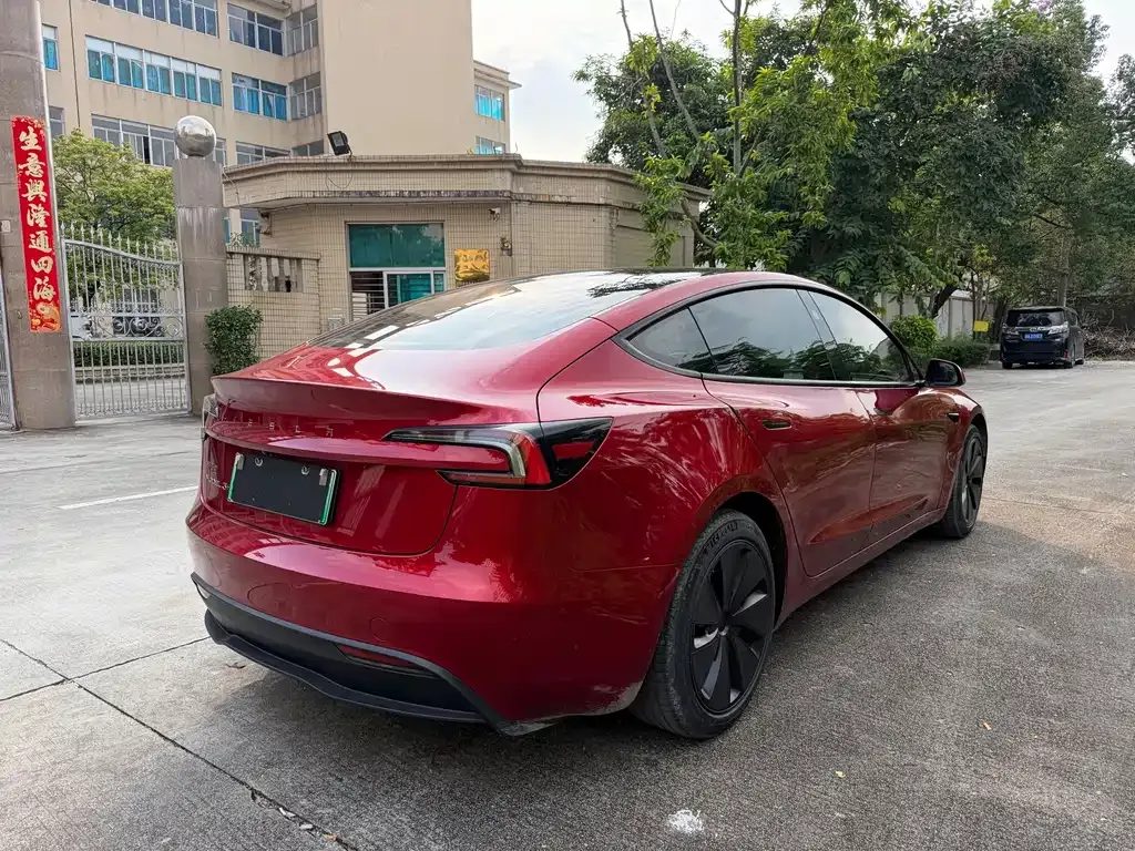 Tesla Model 3 — фото 10