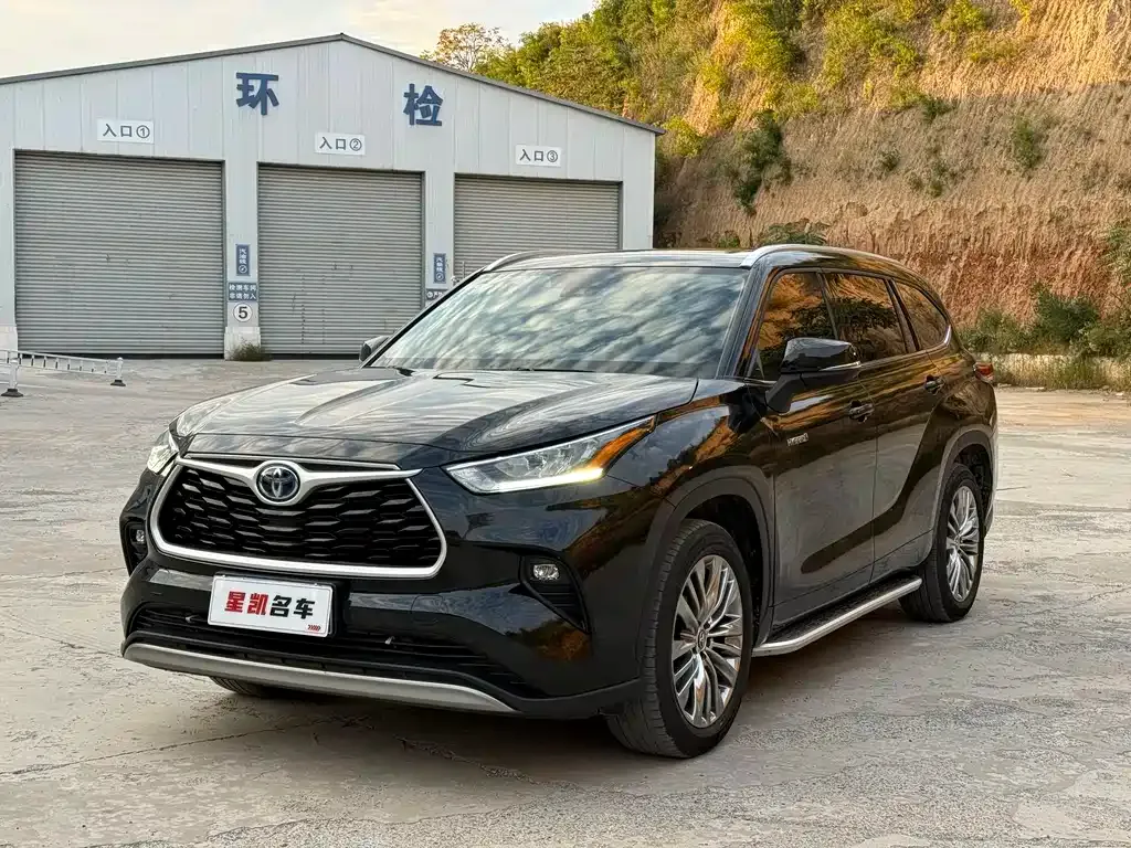 Toyota Highlander — фото 1