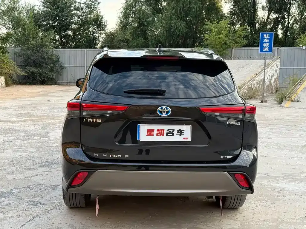Toyota Highlander — фото 10