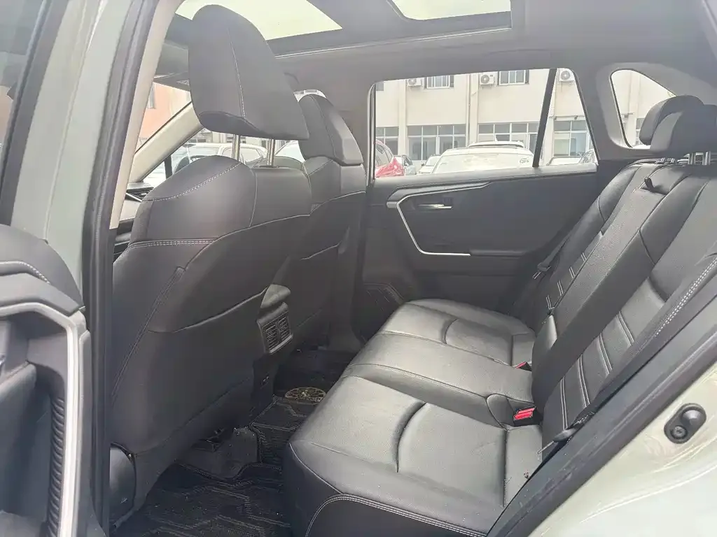 Toyota RAV4 — фото 6